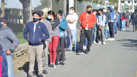 Personas hacen fila  el recinto electoral Fausto Molina, de la ciudad de Cuenca, el 7 de febrero de 2021.