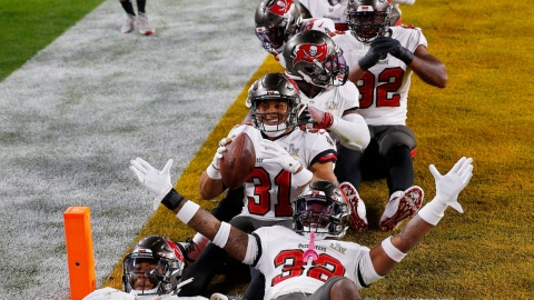 Los jugadores del Tampa Bay Buccaneers celebran el triunfo ante los Kansas City Chiefs en el Super Bowl disputado en el estadio Raymond James, el 7 de febrero de 2021.