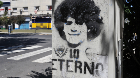 Fotografía de un grafiti con la cara de Diego Armando Maradona en Buenos Aires, Argentina. 