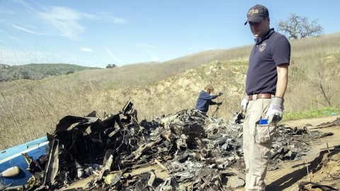 Restos del helicóptero donde viajaba la leyenda de la NBA, Kobe Bryant, en enero de 2020.