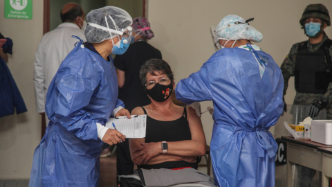 Una enfermera recibe la vacuna contra el Covid-19 en el Centro de Salud Pumapungo, de Cuenca, el 22 de enero de 2021.