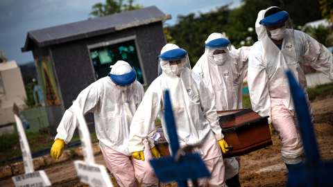 Trabajadores entierran a una persona fallecida por covid-19, en el cementerio público Nossa Senhora Aparecida en Manaos, Amazonas (Brasil). 27/01/2021