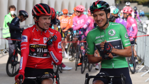 Primoz Roglic y Richard Carapaz conversan antes del inicio de la última etapa de la Vuelta a España, el domingo 8 de noviembre de 2020.