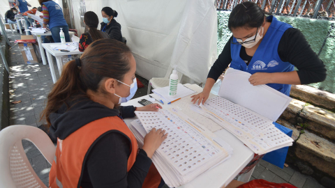 Miembros del CNE realizan el recuento de votos en Cuenca, este 9 de febrero de 2021.