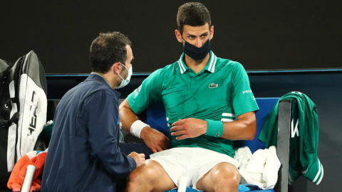 Novak Djokovic recibe atención médica durante su partido por la tercera ronda del Australia Open, el viernes 12 de febrero de 2021.