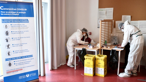 Un enfermero realiza una prueba de Covid-19 en un centro escolar de París, Francia, el 11 de febrero de 2021.