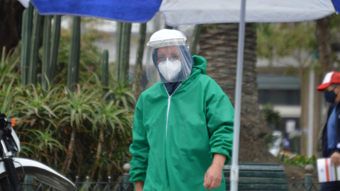 Una persona camina en el centro de Cuenca, el 8 de septiembre de 2020. 