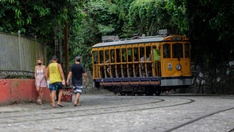 Dos hombres caminan por el barrio Santa Teresa, que en época de Carnaval solía llenarse de fiesta y gente, el 13 de febrero de 2021. 