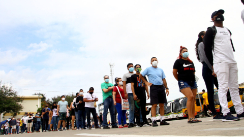 Fila de votantes en un recinto al sur de Guayaquil, el 7 de febrero de 2021.