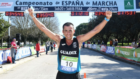 Claudio Villanueva celebra su victoria en el Campeonato de Marcha en España, el domingo 14 de febrero de 2021.