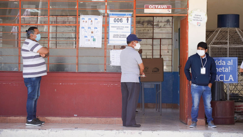 Ciudadanos esperan en para votar en un recinto en Zámbiza, en las afueras de Quito, durante las elecciones del 7 de febrero de 2021.