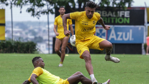 Sergio López y Pedro Velasco disputan un balón en el entrenamiento de Barcelona, este lunes 15 de febrero de 2021.