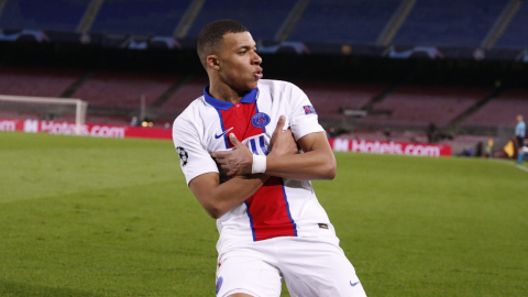 Kylian Mbappé festeja uno de sus goles ante el FC Barcelona, en el Camp Nou, el 16 de febrero de 2021.