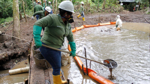 Personal de Petroecuador realiza la limpieza petrolera en Charapa, en Sucumbíos, en junio de 2019.