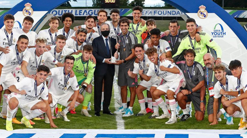 El presidente del Real Madrid, Florentino Pérez, en el festejo con el equipo juvenil campeón de la Champions League, en agosto de 2020.