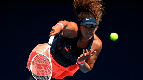 Naomi Osaka durante su partido de semifinales contra Serena Williams, el 18 de febrero de 2021.