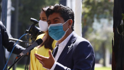 Jorge Yunda, exalcalde de Quito, durante la entrega de una escultura que simboliza un llamado a la no violencia, el 10 de diciembre de 2020.