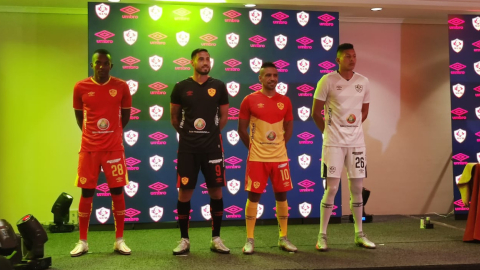 Los futbolistas de Aucas lucen las nuevas camisetas del equipo para la temporada, el jueves 18 de febrero de 2021.