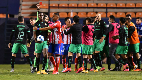 El ecuatoriano Félix Torres de Santos Laguna recibe tarjeta roja durante el partido ante Atlético San Luis, el 18 de Febrero de 2021.