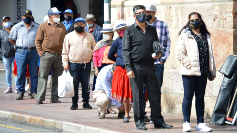 Personas hacen fila en la Iglesia La Inmaculada de Cuenca para recibir la ceniza, el miércoles 17 de febrero de 2021.