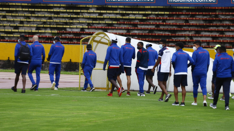 Los jugadores de Olmedo se retiran de la cancha del estadio Atahualpa, el viernes 19 de febrero de 2021.