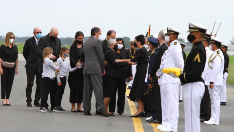 Momento en que trasladan los restos del expresidente Gustavo Noboa, a su llegada a la base aérea en Guayaquil, el 20 de febrero de 2021. 