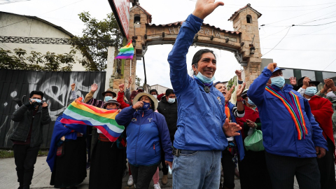 El candidato de Pachakutik, Yaku Pérez, saluda a sus simpatizantes a su arribo a Riobamba durante la marcha indígena, el 21 de febrero de 2021. 