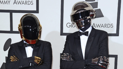 Los dos integrantes del grupo de música electrónica francés Daft Punk posan a su llegada a la 56 edición de los Premios Grammy en Los Ángeles (Estados Unidos), el 27 de enero de 2014.