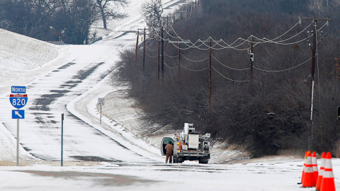 Trabajadores de la empresa Oncor Power trabajan Fort Worth (Texas) el 17  de febrero de 2020 intentando recuperar el suministro eléctrico afectado por las tormentas de nieve y el temporal.