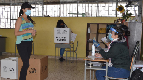 Una ciudadana espera para votar en la primera vuelta electoral, este 7 de febrero de 2021, en la ciudad de Cuenca.