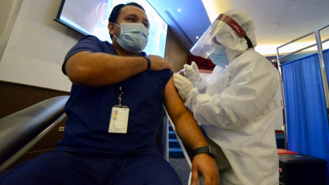 Vacunación de los servidores médicos en la UEES Samborondón, Guayaquil, 3 de febrero de 2021.