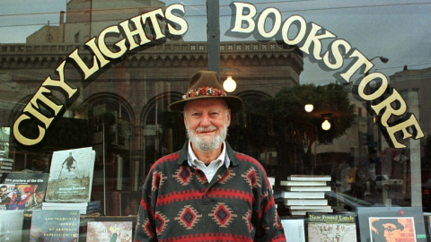 Lawrence Ferlinghetti posa frente a su afamada librería en San Francisco, California, en agosto de 1998.