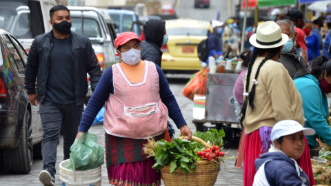 Una mujer vende frutas en el Centro Histórico de Cuenca, el 22 de febrero de 2021.