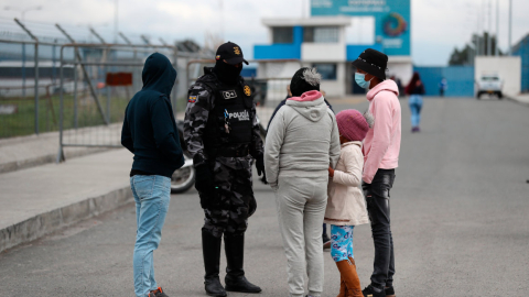 Familiares esperan información sobre los presos a la entrada dela cárcel de Latacunga, el 24 de febrero de 2021.