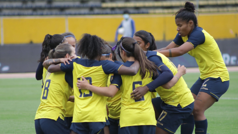 Las seleccionadas ecuatorianas festejan un gol frente a Bolivia en el amistoso, de este miércoles 24 de febrero de 2021.