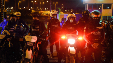 Oficiales de policía en los exteriores de la cárcel de Guayaquil, 25 de febrero de 2021.