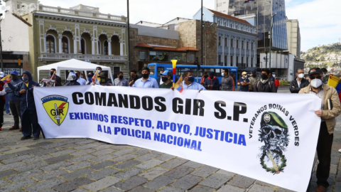 Antiguos miembros del Grupo de Intervención y Rescate (GIR) participaron en la protesta para exigir un mano transparente en el Isspol este 2 de octubre de 2020 en Quito.