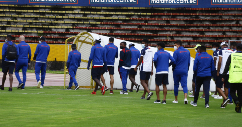 Los jugadores de Olmedo se retiran de la cancha del estadio Atahualpa, el viernes 19 de febrero de 2021.