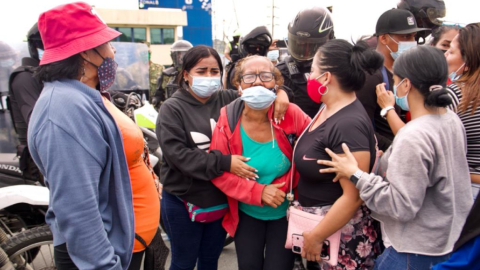 Familiares del los detenidos en la cárcel de Guayaquil exigían información, el 25 de febrero de 2021.