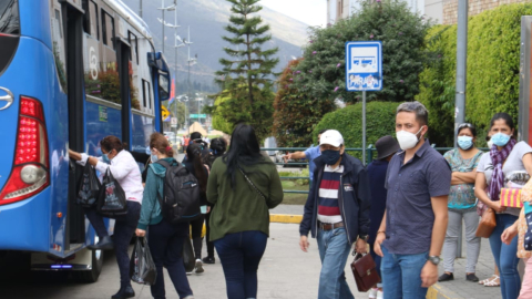 Personas toman un bus en una de las paradas ubicadas en el sector de El Condado, en el norte de Quito.