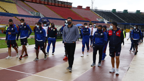 Los jugadores del Olmedo caminan en el estadio Atahualpa, ya que no pudieron jugar ante la Universidad Católica, por la primera fecha de la LigaPro, el 19 de febrero de 2021. 