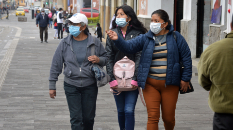 Ciudadanos caminando por el centro histórico de Cuenca el 22 de febrero de 2021.