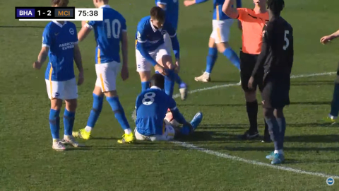 Moisés Caicedo recibió una fuerte falta en su primer partido con la camiseta del Brighton, el viernes 26 de febrero de 2021, ante el Manchester City. 