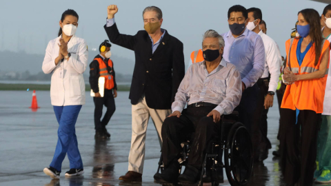 El exministro de Salud, Juan Carlos Zevallos, y el presidente Lenín Moreno durante la llegada del primer lote de vacunas, 20 de enero de 2021.