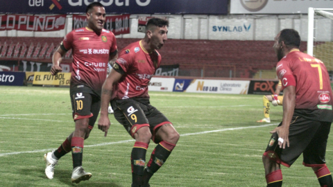 Los jugadores de Deportivo Cuenca celebran el segundo gol del equipo ante Guayaquil City, el 26 de febrero de 2021.