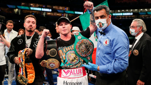 El boxeador mexicano Saúl 'Canelo' Álvarez celebra su victoria sobre Ani Yildirim, en el estadio Hard Rock en Miami.