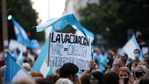 Manifestantes salieron a las calles de Buenos Aires, Argentina, en contra del escándalo de vacunación VIP, el 27 de febrero de 2021.