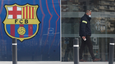 Agentes del Área Central de Delitos Económicos de los Mossos d'Esquadralas realizan un registro en las oficinas del Fútbol Club Barcelona en el marco de su investigación por el caso 'BarçaGate', el lunes 1 de marzo de 2021.