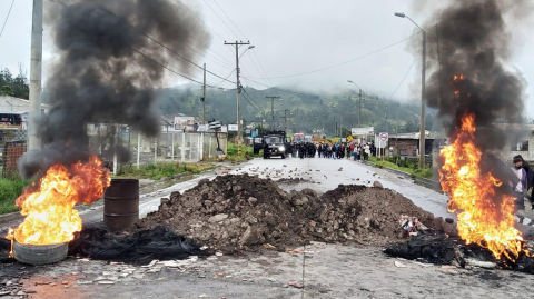 Protestas del movimiento indígena en el sector de la Y de Tarqui, en Azuay, este 1 de marzo de 2021.