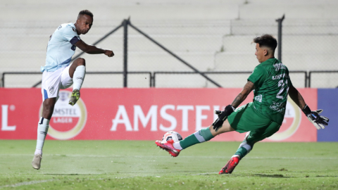 Walter Chalá, de Universidad Católica, remata en el partido ante Liverpool, en Montevideo, el 23 de enero de 2021.